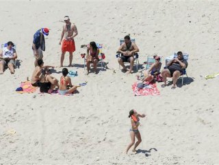ABDde vali, halka kapattığı plajda ailesiyle tatil yaptı