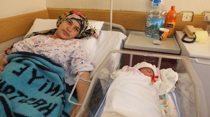 Burhaniye’de Suriyeli Bebeğe Hayırseverin Adı Verildi
