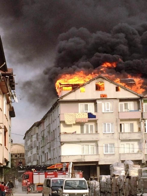 Çatı Katında Çıkan Yangın Korku Dolu Anlar Yaşattı