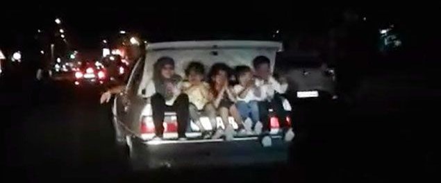 Hareket halindeki otomobilin bagajında 5 çocuk