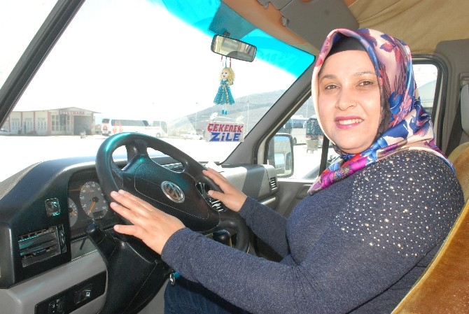 Kadın Minibüs Şoförü Şehirler Arası Yollarda Direksiyon Sallıyor