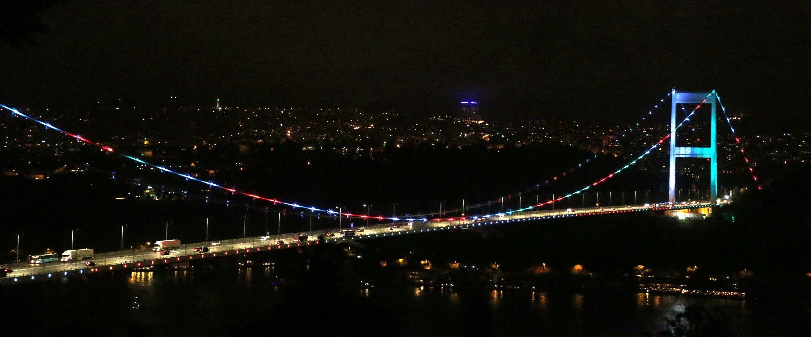 Köprüde Azerbaycan renkleri