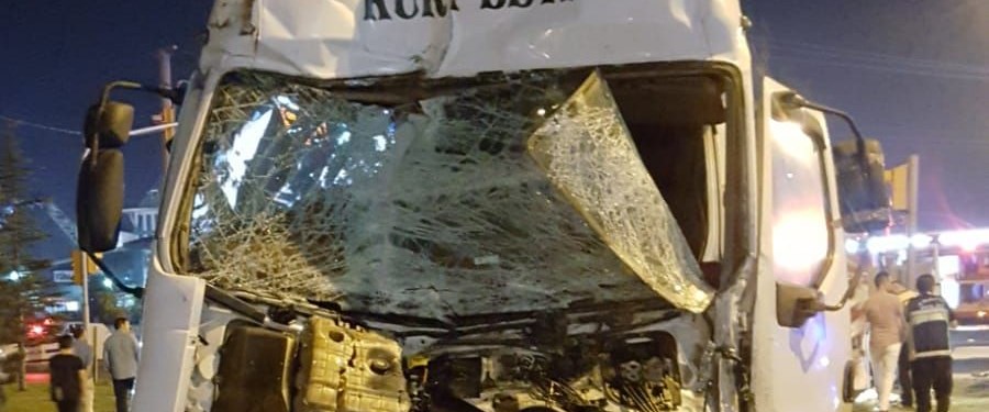Kütahya’da TIR’ın çarptığı yolcu otobüsü devrildi: 1 ölü 13 yaralı