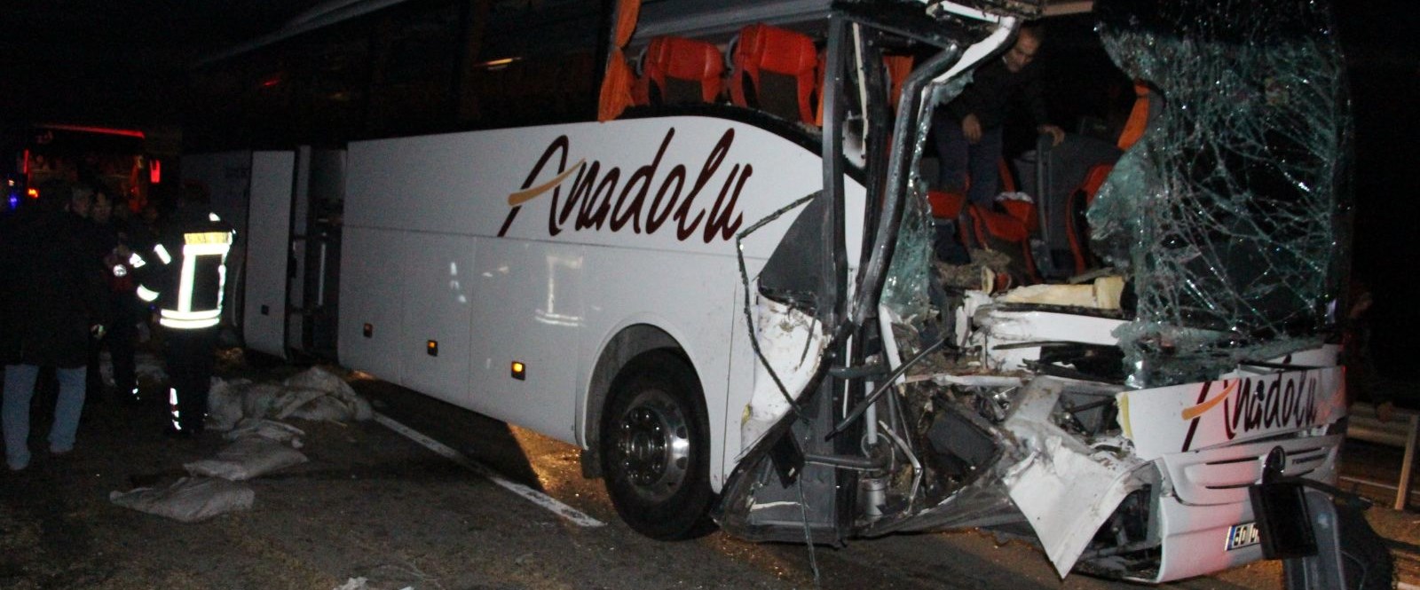 Manisa’da yolcu otobüsü TIR’a çarptı: 20 yaralı