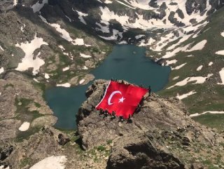 Mehmetçik İkiyaka Dağlarında dev Türk bayrağı açtı