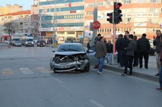 Sakarya’da İki Otomobil Çarpıştı: 1 Yaralı