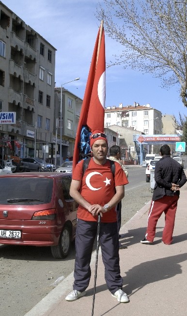 Sırtında Türk Bayrağı İle Çanakkale’ye Yürüyor