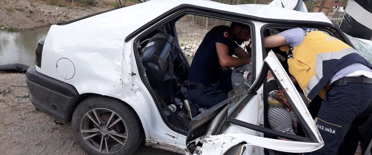 Tokat’ta otomobil korkuluklara çarptı: 2 ölü, 4 yaralı