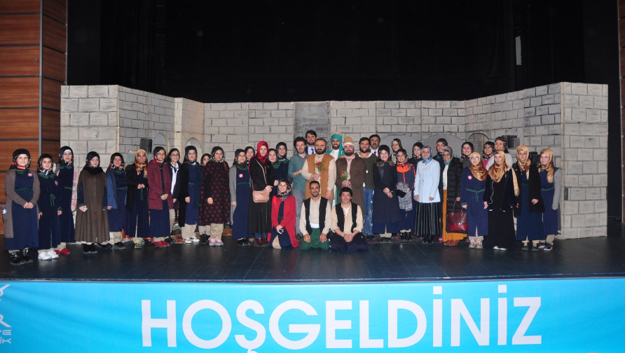 Türkiye Gençlik Vakfı Tiyatro Gösterisi
