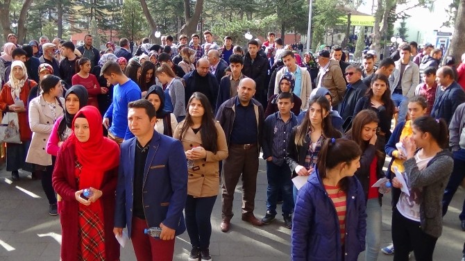 Yozgat’ta Öğrenciler Sınavda, Aileler Dışarıda Ter Döktü