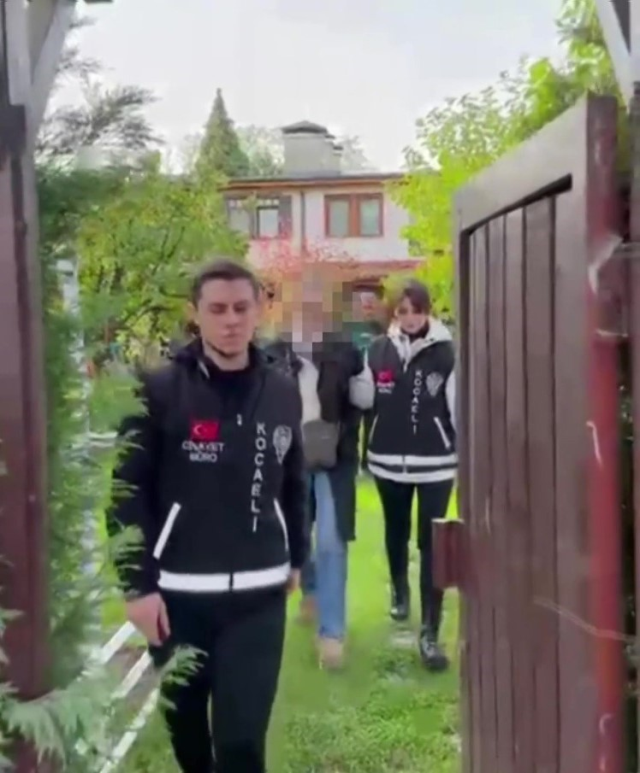 19 yıl sonra gelen dava: &Ccedil;&ouml;p konteynerinde bulunan bebekle ilgili, anne ilk kez hakim karşısında