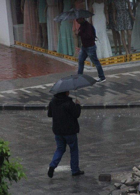 Adana Haftaya Yağmurla Başladı