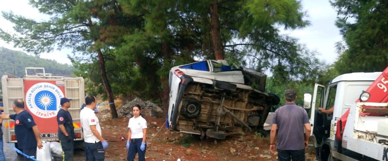 Antalya Kemer’de tur minibüsü devrildi: 2 ölü, çok sayıda yaralı var