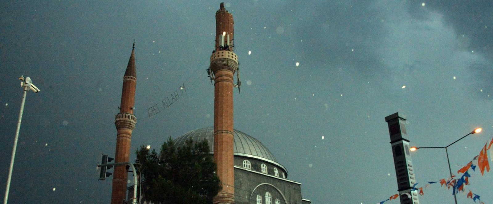 Diyarbakır’da yıldırım düşen caminin minaresi, yıkıldı