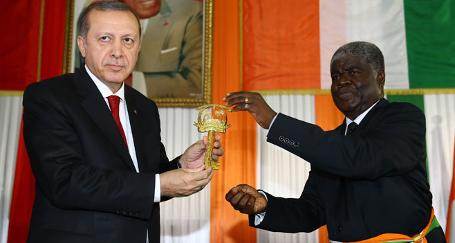 Erdoğan’a Abidjan’ın altın anahtarı takdim edildi..