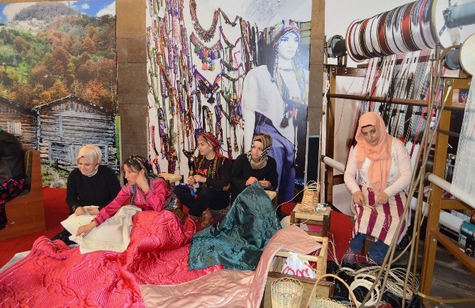 Karadenizli Kadınlar El Sanatlarını Sergilediler
