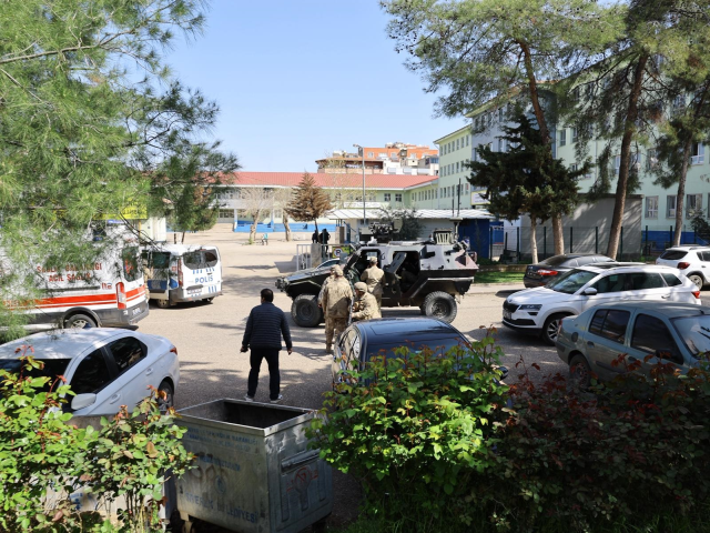 Lise baskınında dehşet anlarını g&ouml;rg&uuml; tanığı anlattı: &Ouml;n&uuml;ne gelene sıktı