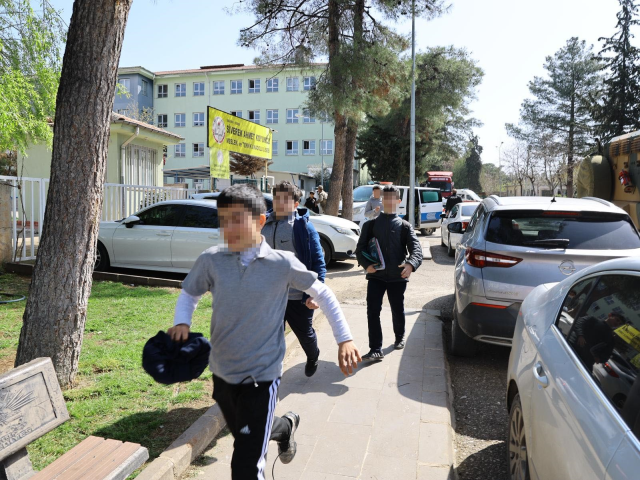 Lise baskınında dehşet anlarını g&ouml;rg&uuml; tanığı anlattı: &Ouml;n&uuml;ne gelene sıktı