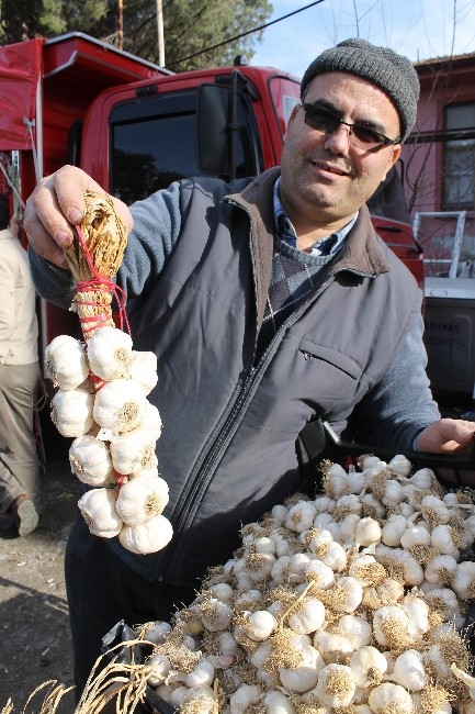Manyas Pazarı’nda Soğan Ve Sarımsak Fiyatları El Yakıyor