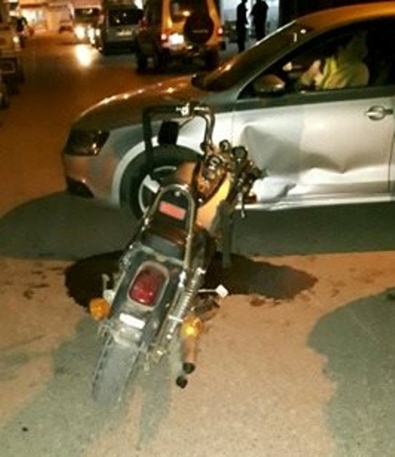 Motosiklet otomobile çarptı! Kadın sürücü yaralandı…