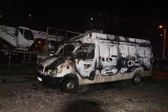 Tartıştığı kız arkadaşı ile annesinin ara&ccedil;larını kundakladı