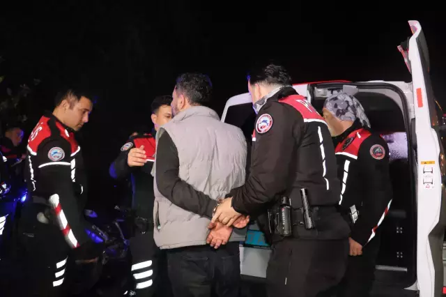 Tartıştığı kız arkadaşı ile annesinin ara&ccedil;larını kundakladı