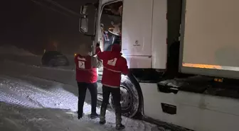 Tokat-Sivas kara yolunda kar nedeniyle yolda kalanlara AFAD ve Kızılay kumanya dağıttı
