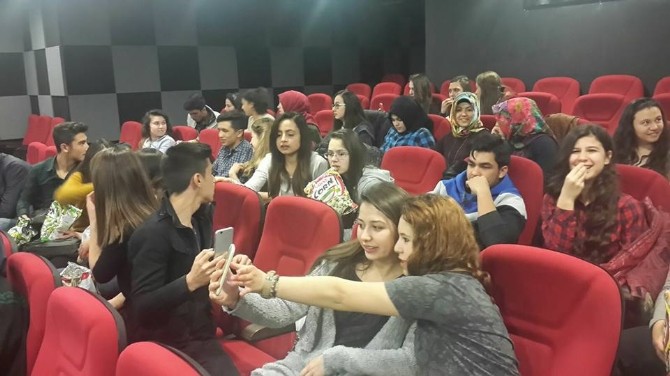 YGS Sınavına Girecek Öğrencileri Sinemaya Götürdüler