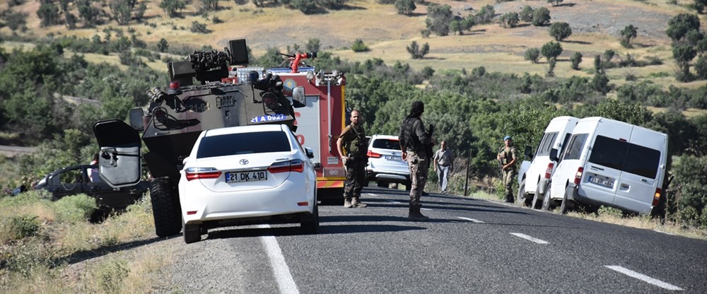Zırhlı polis aracı sivil araçla çarpıştı 5 ölü